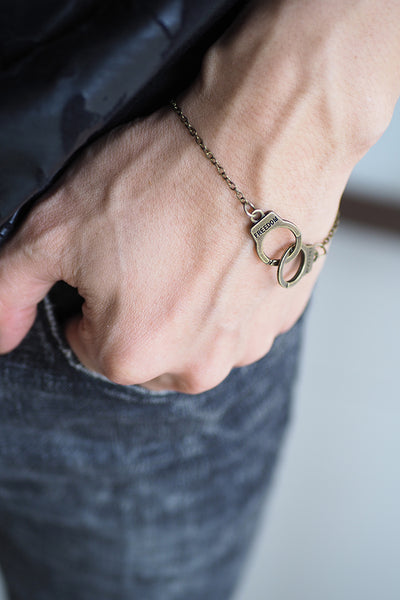 สร้อยข้อมือ-ข้อเท้ารูปกุญแจมือ HANDCUFF สีทองเหลือง ( รหัส E006 )