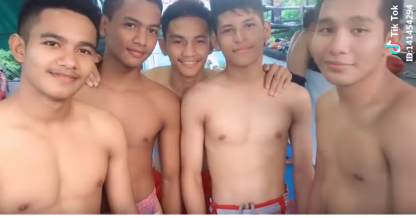นักมวยหล่อ