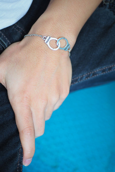 สร้อยข้อมือ-ข้อเท้ารูปกุญแจมือ HANDCUFF สีเงิน ( รหัส E005 )