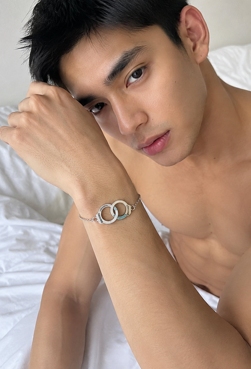 สร้อยข้อมือ-ข้อเท้ารูปกุญแจมือ HANDCUFF สีเงิน ( รหัส E005 )